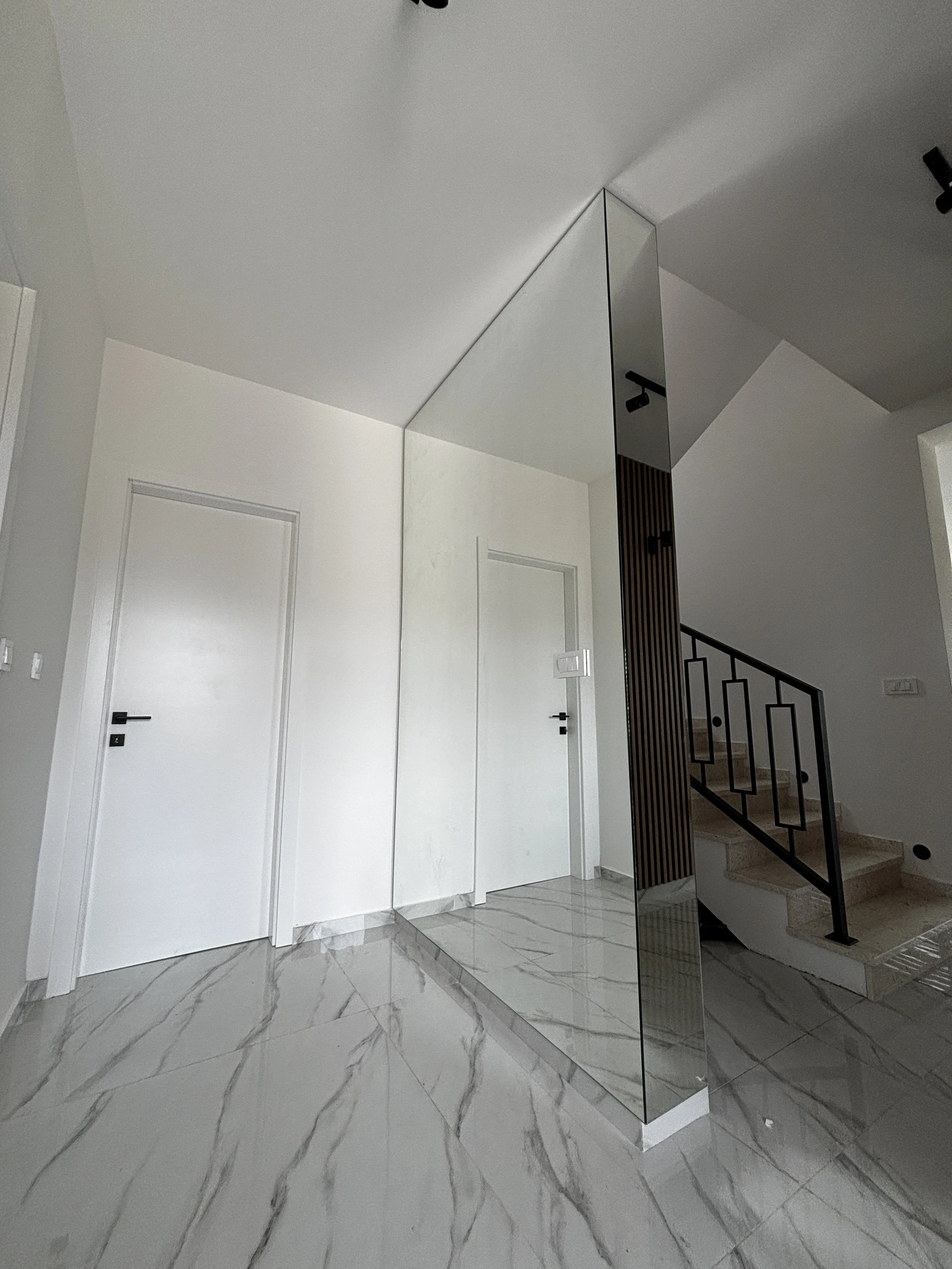 BELAK SANDRA PREDSOBLJE OGLEDALO (2) result